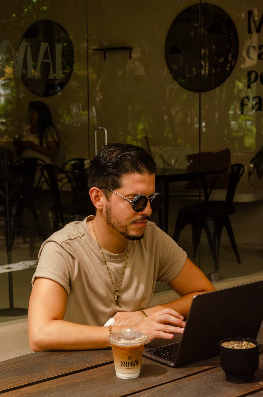 Cliente trabajando en Nimai Café