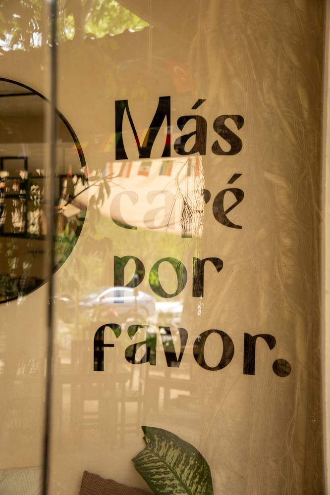 Ventana de Nimai Café con la frase Más café por favor