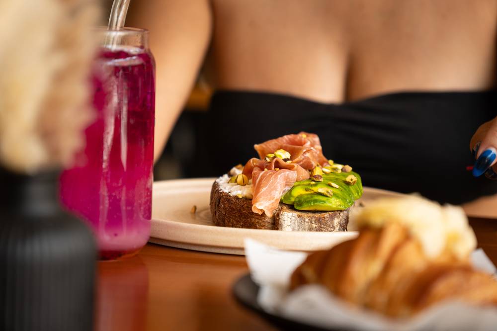 Tostada de aguacate con jamón serrano y agua fresca en Nimai