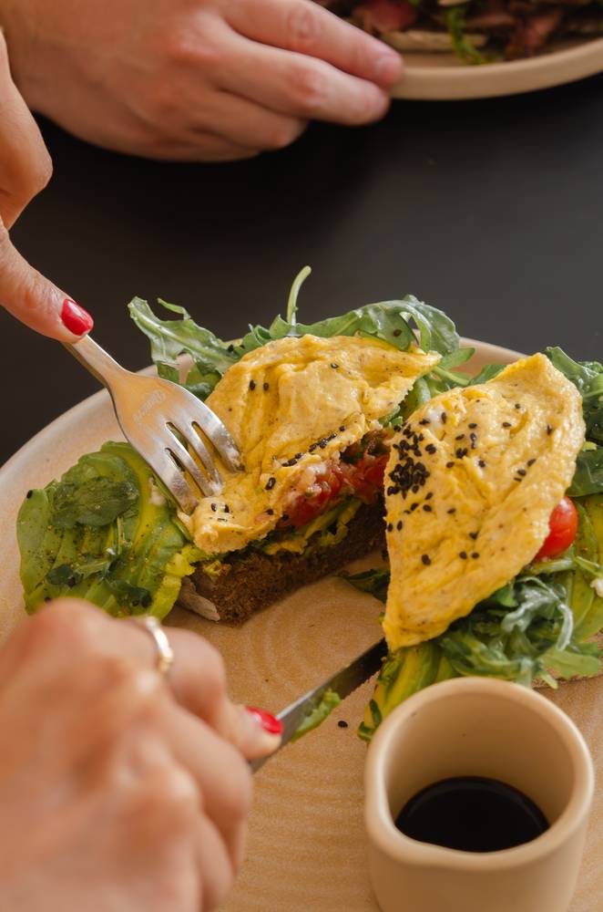 Tostada con omelette y aguacate en Nimai