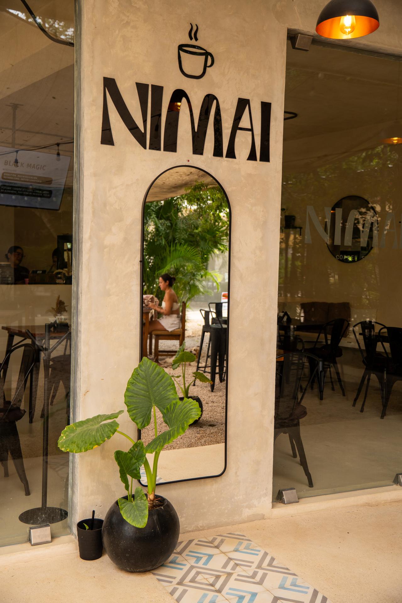 Entrada de Nimai Café en La Veleta, Tulum